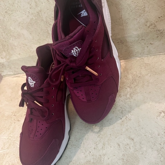 Huarache SE Run size 9 - Picture 2 of 5